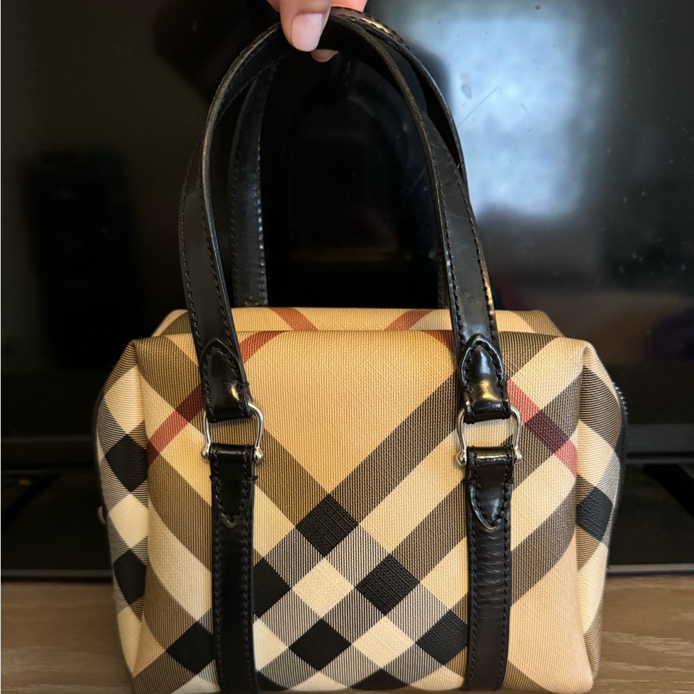 Authentic Burberry bag in great condition!